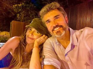 Diego Olivera Instagram - “Incluso antes de que llegaras yo ya vivía enamorado de ti y a veces, no pocas, te extrañaba como si supiera que me hacías falta”. Julio Cortázar, Rayuela. 20 AÑOS!!!! No voy a decirte nada por aquí que no te haya dicho a solas mi amor ❤️ @monicaayos Tampoco voy a dejar de ser obvio y cursi.Además nos lo merecemos jajajajaja Tampoco voy a dejar de GRITAR con toda mi alma y a los cuatro vientos: GRACIAS a la Vida  por haberme regalado 20 años junto a ella. Gracias al tiempo por regalarnos la coincidencia. Por ofrecernos la sincronía. Te amo vida… porque junto con tu ser vinieron unos “quienes” que me regalan instantes únicos todos los días con su presencia. Uds me enseñan todos y cada uno de mis pasos. Te amo. Los amo. @federicoayos @vickydoll22 #familia #aniversario #29 #happy #aniversary #online #focus #vida