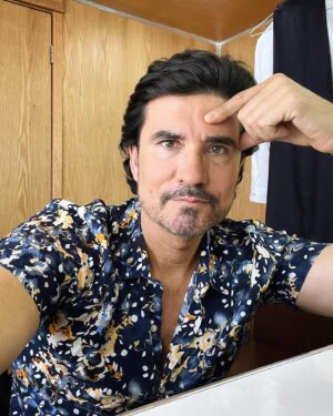 Diego Olivera Instagram - Hoy toca afrontar el último llamado! Toca afrontar que dejaré de pensar, sentir y vivir como José María “Chema” Figueroa. Personaje completo y complejo… lleno de contradicciones pero como siempre sucede, intentando descifrar el laberinto de la vida. Gracias @jovenignacito por ser, no solo un jefe invaluable, si no también un líder único (jefear jefea cualquiera pero “liderar” es para pocos). Gracias a tod@s mis compañeros, delante y detrás de cámaras, por permitirme compartir un momento profesional que difícilmente se repita tal cual se dió con @nadiecomotu.tv Gracias al estado de #oaxaca por toda la hospitalidad y buena vibra! Gracias a @kastatalent por trabajar en equipo! Gracias a @lasestrellas por seguir confiando en mi trabajo y por supuesto gracias a mi familia @monicaayos @federicoayos y @vickydoll22 por entender los horarios locos que significa encarar un proyecto tan grande. Por último gracias al público que eligió y acompañó esta maravillosa historia 🙏👏👏🫵🫵🫵🫵❤️❤️❤️❤️ “Para todo mal Mezcal, para todo bien también… si no hay remedio: litro y medio”.