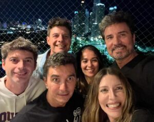 Diego Olivera Instagram - La familia 💙💛💙 @monicaayos @franoliveraok74 @flor_uriburu @jmolivera @ayosjuan