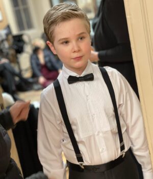Diesel La Torraca Instagram - Wellsbury Wedding Ready 🧑🏼‍⚕️ 🍑 

#ginnyandgeorgia #season2 #wedding #wellsburywedding #weddingready #austinmiller #diesellatorraca #actor #kidactor #onset #bts #netflix #tvseries
