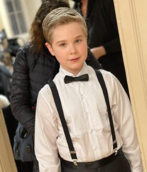 Diesel La Torraca Instagram - Wellsbury Wedding Ready 🧑🏼‍⚕️ 🍑 

#ginnyandgeorgia #season2 #wedding #wellsburywedding #weddingready #austinmiller #diesellatorraca #actor #kidactor #onset #bts #netflix #tvseries