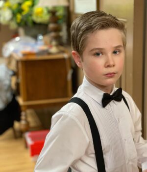 Diesel La Torraca Instagram - Wellsbury Wedding Ready 🧑🏼‍⚕️ 🍑 

#ginnyandgeorgia #season2 #wedding #wellsburywedding #weddingready #austinmiller #diesellatorraca #actor #kidactor #onset #bts #netflix #tvseries