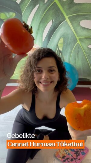 Dila Bayrak Instagram - •
Tam da Trabzon hurması ya da cennet hurması zamanı gelmişken gebelikte tüketimini ele alalım mı?😊

Cennet hurmasının faydaları saymakla bitmiyor:

✴️ A, B ve C vitaminleri açısından muazzam zengin bir meyve, hatta bazı kaynaklar günde 1 adet cennet hurması tüketiminin günlük A vitamini ihtiyacının yarısını karşıladığı yönünde. Gebelikte de bağışıklığı güçlendirmede etkisi büyük olur.

✴️ Magnezyum içerdiği için gebelikte sıklıkla duyduğumuz kramp şikayetlerinin azalmasında doğal bir yardımcı rolü oynayacaktır.

✴️ Folik Asit içeren bir meyve olduğu için gebelikte tüketimi çok faydalıdır.

✴️ Lifli bir besin olduğundan gebelikte sık yaşanan sindirim problemlerine, kabızlığa iyi gelir. Ayrıca kabuğu soyulmuş şekilde tüketildiğinde mideyi de rahatlatır.

✴️ Güçlü bir antioksidandır.

Hurma diyince ilk akla gelen genellikle Medine hurması, Kudüs hurması adlarıyla bilinen, yemiş olarak tükettiğimiz hurma oluyor. 

Mevsimi gelmişken yemiş olan hurma yerine cennet hurmasını tercih edebilirsiniz. Gebelik şekeriniz varsa mutlaka doktorunuza danışarak tüketmelisiniz. Yemiş olan hurma gibi cennet hurması da şeker yönünden ölçülü tüketilmesi gereken bir besin.

Gebeliğin son haftalarında cennet hurması tüketilmesinin rahim ağzını yumuşatma etkisini desteklediği de söylenmekte. 

Günde 1 adedi ideal bir ölçü💫

Şifa olsun 🧡

#yoga
#hamileyogası
#hamile #hamilelik
#yogainspiration
#yogapractise
#dilabayrakhamileyogası
#dilabayrakyoganefes
#andanefestedoğumda