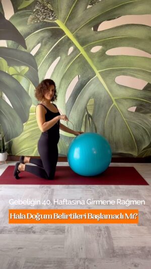 Dila Bayrak Instagram - •
Doğumun başlamasını tetiklemek için pilates topundan faydalanabileceğin bu çalışmayı sunuyorum.

Doğum yaklaştığında rahmin nerdeyse bir karpuz boyutlarında olacak ve göğüs altına kadar ulaşmış olacak. Göğüs hizanın, diyaframının altına yani rahminin başladığı bölgeye topu denk getirecek şekilde topa ağırlığını bırak ve öne arkaya salın. 

Bebeğine sağlıkla kavuşman dileğimle 🧡

#yoga
#hamileyogası
#hamile #hamilelik
#yogainspiration
#yogapractise
#yogapose
#dilabayrakhamileyogası
#dilabayrakyoganefes
#andanefestedoğumda