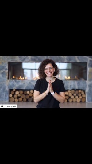 Dila Bayrak Instagram - Parçası olmaktan büyük mutluluk duyduğum eşsiz bir doğuma hazırlık kampı @camp.alle 

Bebek bekleyen tüm ailelerin mutlaka tatması gereken bir tecrübe bence. 

🎥 @gamzelibebekler 

#campalle #hamileyogası #dilabayrakhamileyogası #doğumnefesleri #doğumahazirlik