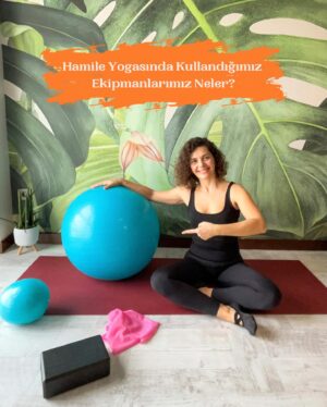 Dila Bayrak Instagram - •
Hamile Yogasında klasik yoga pozlarının farklı versiyonlarıyla çalışıyoruz. Daha etkili çalışmalar ve doğuma hazırlık desteğine dayalı egzersizler için bazı ekipmanları kullanmayı seviyor ve öneriyorum. 👍🏻

Bu ekipmanları ve kullanım örneklerini sizler için hazırladım. 😇

🔸Küçük pilates topu; kol, göğüs, omuz ve sırt bölgesini çalışırken elinizde, kalça açıcı ve pelvik taban kaslarını çalıştırmak için kuyruk sokumunuzun altında küçük toptan destek alabilirsiniz.

🔸Direnç lastiği; kol, göğüs, sırt ve omuz bölgesi çalışırken elinizde, esneme hareketlerinde ayak altına geçirerek direnç lastiğini kullanabilirsiniz.

🔸Blok; kalçada farklı açılarda kalça açıklığını desteklemek için ayakta ya da dört ayak masa pozisyonundayken sırayla tek ayağınızın/dizinizin altına yoga bloğu koyarak çalışabilirsiniz.

🔸Büyük pilates topu; bir gebenin olmazsa olmaz ekipmanı, başımızın tacı büyük pilates topumuzun kullanımı gebelikte çok çeşitli. Özellikle üzerinde oturarak sayısız kalça çalışması ve doğum desteği hareketleri yapabilirsiniz. Üzerine oturmadan ellerinizle tuttuğunuz büyük toptan esnemeler için destek alabilirsiniz.

#yoga
#hamileyogası
#hamile #hamilelik
#yogainspiration
#yogapractise
#yogapose
#dilabayrakhamileyogası
#dilabayrakyoganefes
#andanefestedoğumda