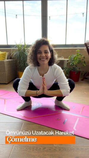 Dila Bayrak Instagram - •
Ömrünüzü uzatacak hareket; çömelme

Eskiden hayatımızda çok yeri olan fakat modern kültürün etkisiyle hayatımızdan bir anda çıkan bir pozisyon. 

Bu pozisyonun ömrünüzle bağlantısı var desem?
Modern hayatta yaşadığımız fiziksel zorlanmalarda günlük hayatta neredeyse hiç çömelmiyor oluşumuzun bağlantısı var desem?🤔

Hadi videoyu izlerken çömel ve hayatına bu pozu yeniden kat🙏🏻

#yoga
#hamileyogası
#hamile #hamilelik
#yogainspiration
#yogapractise 
#dilabayrakhamileyogası
#dilabayrakyoganefes
#andanefestedoğumda