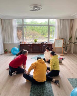 Dila Bayrak Instagram - • 
Doğuma Hazırlık Eğitimimizden kareler💫
Bol bol anlattık; doğum, pelvis, nefes, anne, baba, bebek, hastane, kasılma, rahim, diyafram ve daha neler neler😍
Bilgi, nefes ve hareket dolu, keyifli bir eğitim oldu🙏🏻

Yeni bir kavuşmayı iple çekiyoruz

@refikaileilkadimlar 
@majorsstudio 

#doğum 
#doğumahazırlık 
#doğumahazırlıkeğitimi 
#nefes
#hamileyogası 
#doula