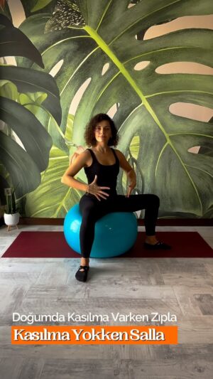 Dila Bayrak Instagram - •
Doğumda büyük top kullanıldığını duydun ama topu nasıl bir denklemde kullanacağını biliyor musun?🤔
 
Rahmin düzenli kasılmaları 3-4 dakikada bir aralıklarla gelir ve bir kasılma yaklaşık 1 dakika kadar sürer.
Her bir kasılmayı nefeslerle ve hareketlerle karşılamak hem kasılmaların hissettirdiği ağrının azalmasını sağlayacak hem de bebeğin kanalda ilerleyişini destekleyecek. 👍🏻

Doğumun kendi içindeki denklemine ayak uydurmak için kasılma geldiği esnada top üzerinde zıpla, kasılma bittiğinde yaklaşık 3-4 dakikalık boşlukta ise kalçanla büyük daireler çiz, hepsi bu.🤗

Şifa olsun 🧡

#yoga
#hamileyogası
#hamile #hamilelik
#yogainspiration
#yogapractise
#dilabayrakhamileyogası
#dilabayrakyoganefes
#andanefestedoğumda