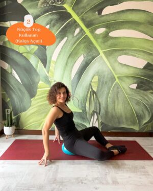 Dila Bayrak Instagram - •
Hamile Yogasında klasik yoga pozlarının farklı versiyonlarıyla çalışıyoruz. Daha etkili çalışmalar ve doğuma hazırlık desteğine dayalı egzersizler için bazı ekipmanları kullanmayı seviyor ve öneriyorum. 👍🏻

Bu ekipmanları ve kullanım örneklerini sizler için hazırladım. 😇

🔸Küçük pilates topu; kol, göğüs, omuz ve sırt bölgesini çalışırken elinizde, kalça açıcı ve pelvik taban kaslarını çalıştırmak için kuyruk sokumunuzun altında küçük toptan destek alabilirsiniz.

🔸Direnç lastiği; kol, göğüs, sırt ve omuz bölgesi çalışırken elinizde, esneme hareketlerinde ayak altına geçirerek direnç lastiğini kullanabilirsiniz.

🔸Blok; kalçada farklı açılarda kalça açıklığını desteklemek için ayakta ya da dört ayak masa pozisyonundayken sırayla tek ayağınızın/dizinizin altına yoga bloğu koyarak çalışabilirsiniz.

🔸Büyük pilates topu; bir gebenin olmazsa olmaz ekipmanı, başımızın tacı büyük pilates topumuzun kullanımı gebelikte çok çeşitli. Özellikle üzerinde oturarak sayısız kalça çalışması ve doğum desteği hareketleri yapabilirsiniz. Üzerine oturmadan ellerinizle tuttuğunuz büyük toptan esnemeler için destek alabilirsiniz.

#yoga
#hamileyogası
#hamile #hamilelik
#yogainspiration
#yogapractise
#yogapose
#dilabayrakhamileyogası
#dilabayrakyoganefes
#andanefestedoğumda