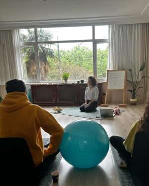 Dila Bayrak Instagram - • 
Doğuma Hazırlık Eğitimimizden kareler💫
Bol bol anlattık; doğum, pelvis, nefes, anne, baba, bebek, hastane, kasılma, rahim, diyafram ve daha neler neler😍
Bilgi, nefes ve hareket dolu, keyifli bir eğitim oldu🙏🏻

Yeni bir kavuşmayı iple çekiyoruz

@refikaileilkadimlar 
@majorsstudio 

#doğum 
#doğumahazırlık 
#doğumahazırlıkeğitimi 
#nefes
#hamileyogası 
#doula
