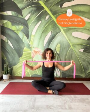 Dila Bayrak Instagram - •
Hamile Yogasında klasik yoga pozlarının farklı versiyonlarıyla çalışıyoruz. Daha etkili çalışmalar ve doğuma hazırlık desteğine dayalı egzersizler için bazı ekipmanları kullanmayı seviyor ve öneriyorum. 👍🏻

Bu ekipmanları ve kullanım örneklerini sizler için hazırladım. 😇

🔸Küçük pilates topu; kol, göğüs, omuz ve sırt bölgesini çalışırken elinizde, kalça açıcı ve pelvik taban kaslarını çalıştırmak için kuyruk sokumunuzun altında küçük toptan destek alabilirsiniz.

🔸Direnç lastiği; kol, göğüs, sırt ve omuz bölgesi çalışırken elinizde, esneme hareketlerinde ayak altına geçirerek direnç lastiğini kullanabilirsiniz.

🔸Blok; kalçada farklı açılarda kalça açıklığını desteklemek için ayakta ya da dört ayak masa pozisyonundayken sırayla tek ayağınızın/dizinizin altına yoga bloğu koyarak çalışabilirsiniz.

🔸Büyük pilates topu; bir gebenin olmazsa olmaz ekipmanı, başımızın tacı büyük pilates topumuzun kullanımı gebelikte çok çeşitli. Özellikle üzerinde oturarak sayısız kalça çalışması ve doğum desteği hareketleri yapabilirsiniz. Üzerine oturmadan ellerinizle tuttuğunuz büyük toptan esnemeler için destek alabilirsiniz.

#yoga
#hamileyogası
#hamile #hamilelik
#yogainspiration
#yogapractise
#yogapose
#dilabayrakhamileyogası
#dilabayrakyoganefes
#andanefestedoğumda