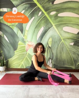 Dila Bayrak Instagram - •
Hamile Yogasında klasik yoga pozlarının farklı versiyonlarıyla çalışıyoruz. Daha etkili çalışmalar ve doğuma hazırlık desteğine dayalı egzersizler için bazı ekipmanları kullanmayı seviyor ve öneriyorum. 👍🏻

Bu ekipmanları ve kullanım örneklerini sizler için hazırladım. 😇

🔸Küçük pilates topu; kol, göğüs, omuz ve sırt bölgesini çalışırken elinizde, kalça açıcı ve pelvik taban kaslarını çalıştırmak için kuyruk sokumunuzun altında küçük toptan destek alabilirsiniz.

🔸Direnç lastiği; kol, göğüs, sırt ve omuz bölgesi çalışırken elinizde, esneme hareketlerinde ayak altına geçirerek direnç lastiğini kullanabilirsiniz.

🔸Blok; kalçada farklı açılarda kalça açıklığını desteklemek için ayakta ya da dört ayak masa pozisyonundayken sırayla tek ayağınızın/dizinizin altına yoga bloğu koyarak çalışabilirsiniz.

🔸Büyük pilates topu; bir gebenin olmazsa olmaz ekipmanı, başımızın tacı büyük pilates topumuzun kullanımı gebelikte çok çeşitli. Özellikle üzerinde oturarak sayısız kalça çalışması ve doğum desteği hareketleri yapabilirsiniz. Üzerine oturmadan ellerinizle tuttuğunuz büyük toptan esnemeler için destek alabilirsiniz.

#yoga
#hamileyogası
#hamile #hamilelik
#yogainspiration
#yogapractise
#yogapose
#dilabayrakhamileyogası
#dilabayrakyoganefes
#andanefestedoğumda
