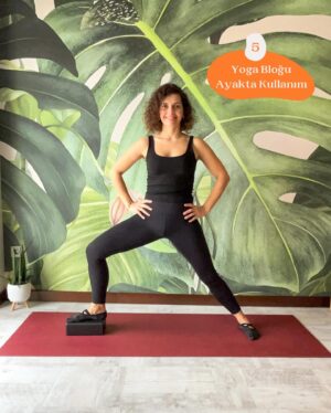 Dila Bayrak Instagram - •
Hamile Yogasında klasik yoga pozlarının farklı versiyonlarıyla çalışıyoruz. Daha etkili çalışmalar ve doğuma hazırlık desteğine dayalı egzersizler için bazı ekipmanları kullanmayı seviyor ve öneriyorum. 👍🏻

Bu ekipmanları ve kullanım örneklerini sizler için hazırladım. 😇

🔸Küçük pilates topu; kol, göğüs, omuz ve sırt bölgesini çalışırken elinizde, kalça açıcı ve pelvik taban kaslarını çalıştırmak için kuyruk sokumunuzun altında küçük toptan destek alabilirsiniz.

🔸Direnç lastiği; kol, göğüs, sırt ve omuz bölgesi çalışırken elinizde, esneme hareketlerinde ayak altına geçirerek direnç lastiğini kullanabilirsiniz.

🔸Blok; kalçada farklı açılarda kalça açıklığını desteklemek için ayakta ya da dört ayak masa pozisyonundayken sırayla tek ayağınızın/dizinizin altına yoga bloğu koyarak çalışabilirsiniz.

🔸Büyük pilates topu; bir gebenin olmazsa olmaz ekipmanı, başımızın tacı büyük pilates topumuzun kullanımı gebelikte çok çeşitli. Özellikle üzerinde oturarak sayısız kalça çalışması ve doğum desteği hareketleri yapabilirsiniz. Üzerine oturmadan ellerinizle tuttuğunuz büyük toptan esnemeler için destek alabilirsiniz.

#yoga
#hamileyogası
#hamile #hamilelik
#yogainspiration
#yogapractise
#yogapose
#dilabayrakhamileyogası
#dilabayrakyoganefes
#andanefestedoğumda