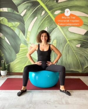 Dila Bayrak Instagram - •
Hamile Yogasında klasik yoga pozlarının farklı versiyonlarıyla çalışıyoruz. Daha etkili çalışmalar ve doğuma hazırlık desteğine dayalı egzersizler için bazı ekipmanları kullanmayı seviyor ve öneriyorum. 👍🏻

Bu ekipmanları ve kullanım örneklerini sizler için hazırladım. 😇

🔸Küçük pilates topu; kol, göğüs, omuz ve sırt bölgesini çalışırken elinizde, kalça açıcı ve pelvik taban kaslarını çalıştırmak için kuyruk sokumunuzun altında küçük toptan destek alabilirsiniz.

🔸Direnç lastiği; kol, göğüs, sırt ve omuz bölgesi çalışırken elinizde, esneme hareketlerinde ayak altına geçirerek direnç lastiğini kullanabilirsiniz.

🔸Blok; kalçada farklı açılarda kalça açıklığını desteklemek için ayakta ya da dört ayak masa pozisyonundayken sırayla tek ayağınızın/dizinizin altına yoga bloğu koyarak çalışabilirsiniz.

🔸Büyük pilates topu; bir gebenin olmazsa olmaz ekipmanı, başımızın tacı büyük pilates topumuzun kullanımı gebelikte çok çeşitli. Özellikle üzerinde oturarak sayısız kalça çalışması ve doğum desteği hareketleri yapabilirsiniz. Üzerine oturmadan ellerinizle tuttuğunuz büyük toptan esnemeler için destek alabilirsiniz.

#yoga
#hamileyogası
#hamile #hamilelik
#yogainspiration
#yogapractise
#yogapose
#dilabayrakhamileyogası
#dilabayrakyoganefes
#andanefestedoğumda