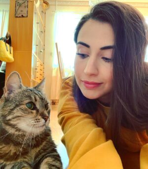 Dilan Gwyn Instagram - Alice. She used to be a ferocious huntress and kind of a bitch. She is old now, cuddlier than ever and needs help getting up on the couch. 💛😺💛