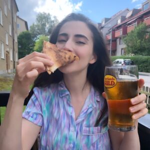Dilan Gwyn Instagram - First beer in over a year and a half. 🍺
⠀
#NoMoreBreastfeeding #MyBoobsBelongToMeAgain  #Hallelujah