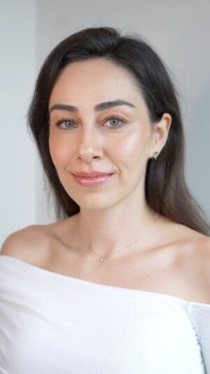 Dilara Aras Instagram - Camın kristal ışıltısından ilham alan #GlassSkin trendini makyajınıza taşıyın! 💎✨🤍

Senior Makyaj Artistimiz @berkersan, sevgili @arasdilaraa’nın cildini Vitamin Enriched ailesiyle hazırlayıp, ardından Bobbi Brown’un vazgeçilmezleriyle uygulanan makyaj teknikleriyle natürel ışıltısını ortaya çıkarıyor ✨

Siz de bu görünümün başrollerini keşfetmek için bobbibrown.com.tr’ye ve mağazalarımıza davetlisiniz 💫

#bobbibrown #bobbibrownturkiye #trend #makeuptrend #skincare #skincaretrend @bobbibrownturkiye