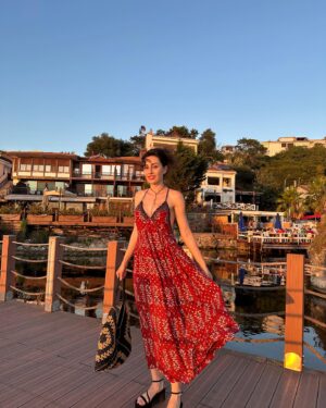 Dilara Aras Instagram - Ağustos böceği geziyoo🎉🦢💃🏻
