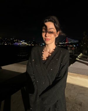 Dilara Aras Instagram - Gecenin sonunda eve döndüğüm yakışıklı son fotoda🤭