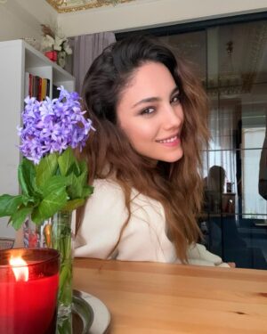 Dilin Döğer Instagram - Sümbül. Yani sevgi. 🪻💜
