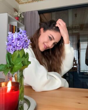 Dilin Döğer Instagram - Sümbül. Yani sevgi. 🪻💜