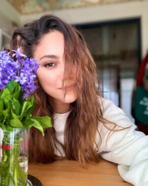 Dilin Döğer Instagram - Sümbül. Yani sevgi. 🪻💜