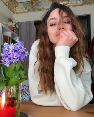Dilin Döğer Instagram - Sümbül. Yani sevgi. 🪻💜