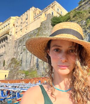 Dilşad Çelebi Instagram - İçimdeki çocuğun önüne legoları yığdım, kafam rahat. Nereden baksan bir saat yetişkin gibi davranabilirim pozu