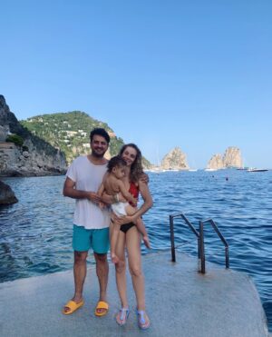 Dilşad Çelebi Instagram - Evliliğimizin 7., beraberliğimizin 14., tanışmamızın 21., hırpaniliğimizin 1,5., şapşikliğimizin 40. yılı kutlu olsun. Seviyorum seni turuncu terlik. Fotoğrafa 90lar filtresi koydum cuk oldu.