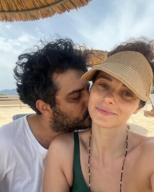 Dilşad Çelebi Instagram - Uzay’la zaten bir sürü fotoğrafın var diye böyle kutlayayım istedim. Koca tatilden tek beraber fotoğraflarımız bunlar. Galerinin gerisi hep Uzay ve kesişim kümeleri. Sanki son iki buçuk yılımızın özeti gibi. Neyse ki kimsenin bu durumdan şikayeti yok. Sen de benim kadar “pimpirikli” bir ebeveyn olduğun için çok mutluyum. Hep biliyordum iyi bir baba olacağını ama bu kadar iyisini beklemiyordum. Babalar günün bir gün gecikmeli olsa da kutlu olsun. Sen anlarsın beni :) 🧡 @samevci