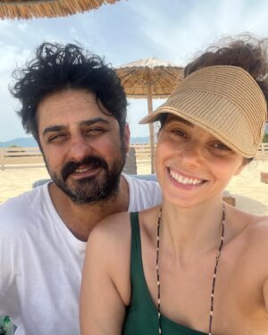 Dilşad Çelebi Instagram - Uzay’la zaten bir sürü fotoğrafın var diye böyle kutlayayım istedim. Koca tatilden tek beraber fotoğraflarımız bunlar. Galerinin gerisi hep Uzay ve kesişim kümeleri. Sanki son iki buçuk yılımızın özeti gibi. Neyse ki kimsenin bu durumdan şikayeti yok. Sen de benim kadar “pimpirikli” bir ebeveyn olduğun için çok mutluyum. Hep biliyordum iyi bir baba olacağını ama bu kadar iyisini beklemiyordum. Babalar günün bir gün gecikmeli olsa da kutlu olsun. Sen anlarsın beni :) 🧡 @samevci