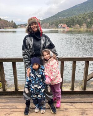 Dilşad Çelebi Instagram - Uzay kozalak ve balık, Dilay kar, Lidya ilginç bir şeyler aradı; ben de çocukluğumu aradım. Pek de muvaffak olamadık. Bolu’da yaşadığımız yıllar hep buraya gelirdik. Hem aynı gibi hem çok değişmiş gibi. Belki de benden kaynaklıdır. Ben de hem aynı gibiyim hem çok değişmiş gibiyim.