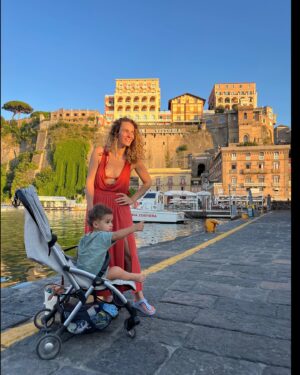 Dilşad Çelebi Instagram - Bir merdiven şehri olan Positano’ya pusetle giden şapşikler olarak şehri gezemeden sahilde takılıp tıpış tıpış geri döndük. Siz siz olun ağır bebekle backpacker tatili planlamayın. Neyse ki Chez Black iyiydi. Onlar uğraşmasın diye Samet’e fotoğrafımı da çektirdim. Müsait bir yere beni de asıversinler bir zahmet #chezblack