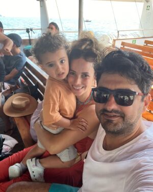 Dilşad Çelebi Instagram - Bir merdiven şehri olan Positano’ya pusetle giden şapşikler olarak şehri gezemeden sahilde takılıp tıpış tıpış geri döndük. Siz siz olun ağır bebekle backpacker tatili planlamayın. Neyse ki Chez Black iyiydi. Onlar uğraşmasın diye Samet’e fotoğrafımı da çektirdim. Müsait bir yere beni de asıversinler bir zahmet #chezblack