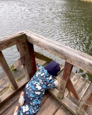 Dilşad Çelebi Instagram - Uzay kozalak ve balık, Dilay kar, Lidya ilginç bir şeyler aradı; ben de çocukluğumu aradım. Pek de muvaffak olamadık. Bolu’da yaşadığımız yıllar hep buraya gelirdik. Hem aynı gibi hem çok değişmiş gibi. Belki de benden kaynaklıdır. Ben de hem aynı gibiyim hem çok değişmiş gibiyim.