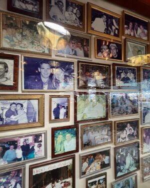 Dilşad Çelebi Instagram - Bir merdiven şehri olan Positano’ya pusetle giden şapşikler olarak şehri gezemeden sahilde takılıp tıpış tıpış geri döndük. Siz siz olun ağır bebekle backpacker tatili planlamayın. Neyse ki Chez Black iyiydi. Onlar uğraşmasın diye Samet’e fotoğrafımı da çektirdim. Müsait bir yere beni de asıversinler bir zahmet #chezblack