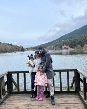Dilşad Çelebi Instagram - Uzay kozalak ve balık, Dilay kar, Lidya ilginç bir şeyler aradı; ben de çocukluğumu aradım. Pek de muvaffak olamadık. Bolu’da yaşadığımız yıllar hep buraya gelirdik. Hem aynı gibi hem çok değişmiş gibi. Belki de benden kaynaklıdır. Ben de hem aynı gibiyim hem çok değişmiş gibiyim.