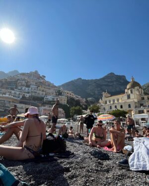 Dilşad Çelebi Instagram - Bir merdiven şehri olan Positano’ya pusetle giden şapşikler olarak şehri gezemeden sahilde takılıp tıpış tıpış geri döndük. Siz siz olun ağır bebekle backpacker tatili planlamayın. Neyse ki Chez Black iyiydi. Onlar uğraşmasın diye Samet’e fotoğrafımı da çektirdim. Müsait bir yere beni de asıversinler bir zahmet #chezblack