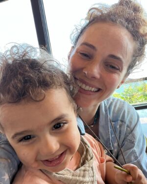 Dilşad Çelebi Instagram - İnsan, en çok vakit geçirdiği 5 kişinin ortalamasıymış ya hani vaktimin yüzde doksan beşi 1,5 yaş IQ’sundaki birisiyle geçiyor. Neyse ki çok tatlı…