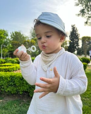 Dilşad Çelebi Instagram - İnsan, en çok vakit geçirdiği 5 kişinin ortalamasıymış ya hani vaktimin yüzde doksan beşi 1,5 yaş IQ’sundaki birisiyle geçiyor. Neyse ki çok tatlı…