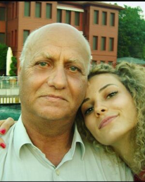 Dilşad Çelebi Instagram - Hayatımın en kötü günlerinden biri babamı kaybettikten sonraki ilk bayramımdı. Çünkü insan bayramda daha bir hissediyor yitirdiklerini. Sonra yeğenim oldu, oğlum oldu. Hatta yakında bir yeğenim daha olacak. Bu bayram günü ayrıca ablamın doğumgününü. İyi ki doğdu canımın içi… Hayat kocaman şeyler alıyor ama bir yandan da kocaman şeyler veriyor. Her mutlu günümde tekrar tekrar hissettim babamın yokluğunu, asla alışmadım ama güzel şeyler de oldu hayatımda. Bu bayram çoğumuz için çok zor geçiyor; annesini, babasını, kardeşini, çocuğunu kaybedenler için dayanılmaz bir gün. Kaybettiklerimizin yeri asla dolmayacak. Acınızı çok iyi anlıyorum demekten öte bir şey gelmiyor elimden. Umarım bundan sonra hayat güzel günler getirsin. İyi bayramlar