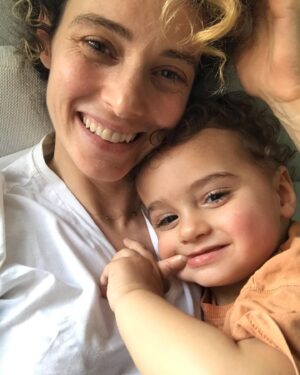 Dilşad Çelebi Instagram - “Bu sabah Süreyya Operası’nda ilk (çocuk) operamı izleyecektim ama uyuyakalınca kaçırdık. Annem planın bozulmasına ve biletlerin yanmasına biraz üzülür gibi yaptı ama beş aydır alamadığı uykusunu aldığı İçin hemen unuttu gitti. “Olsun sanata destek. Sonra yine gideriz” dedi. Bari sergi gezelim dedik. Evden çıkar çıkmaz yağmura yakalanınca bir kafede oturduk mecburen. Orada tebeşirle masalara zürafa çizdik ama ben annemin anlamadığı sebeplerden sinirlenip tebeşirleri sağa sola fırlatmaya başlayınca annem yangından mal kaçırır gibi beni paketledi. Uykum gelmişmiş. Oysa gelmemişti, zaten uyumadım da 😈 Yağmur da azalır gibiydi. Ben yağmurluğun penceresinden kafamı çıkardım gezerken. Sonra sergi gezdik. Ben bi tek resimlerdeki mav’larla ilgilendim. Ama güzel sergiydi birkaç kez tavaf ettim. Son olarak yeni delikli bir kitap aldık ve eve döndük. Annemi ara ara geçirdiğim sinir krizlerimle biraz yorduğum İçin eve gelince öptüm barıştık.”