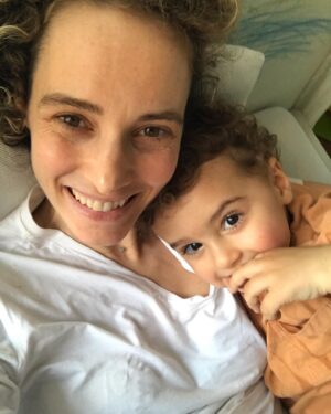 Dilşad Çelebi Instagram - “Bu sabah Süreyya Operası’nda ilk (çocuk) operamı izleyecektim ama uyuyakalınca kaçırdık. Annem planın bozulmasına ve biletlerin yanmasına biraz üzülür gibi yaptı ama beş aydır alamadığı uykusunu aldığı İçin hemen unuttu gitti. “Olsun sanata destek. Sonra yine gideriz” dedi. Bari sergi gezelim dedik. Evden çıkar çıkmaz yağmura yakalanınca bir kafede oturduk mecburen. Orada tebeşirle masalara zürafa çizdik ama ben annemin anlamadığı sebeplerden sinirlenip tebeşirleri sağa sola fırlatmaya başlayınca annem yangından mal kaçırır gibi beni paketledi. Uykum gelmişmiş. Oysa gelmemişti, zaten uyumadım da 😈 Yağmur da azalır gibiydi. Ben yağmurluğun penceresinden kafamı çıkardım gezerken. Sonra sergi gezdik. Ben bi tek resimlerdeki mav’larla ilgilendim. Ama güzel sergiydi birkaç kez tavaf ettim. Son olarak yeni delikli bir kitap aldık ve eve döndük. Annemi ara ara geçirdiğim sinir krizlerimle biraz yorduğum İçin eve gelince öptüm barıştık.”
