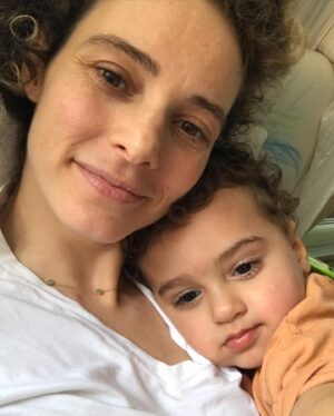 Dilşad Çelebi Instagram - “Bu sabah Süreyya Operası’nda ilk (çocuk) operamı izleyecektim ama uyuyakalınca kaçırdık. Annem planın bozulmasına ve biletlerin yanmasına biraz üzülür gibi yaptı ama beş aydır alamadığı uykusunu aldığı İçin hemen unuttu gitti. “Olsun sanata destek. Sonra yine gideriz” dedi. Bari sergi gezelim dedik. Evden çıkar çıkmaz yağmura yakalanınca bir kafede oturduk mecburen. Orada tebeşirle masalara zürafa çizdik ama ben annemin anlamadığı sebeplerden sinirlenip tebeşirleri sağa sola fırlatmaya başlayınca annem yangından mal kaçırır gibi beni paketledi. Uykum gelmişmiş. Oysa gelmemişti, zaten uyumadım da 😈 Yağmur da azalır gibiydi. Ben yağmurluğun penceresinden kafamı çıkardım gezerken. Sonra sergi gezdik. Ben bi tek resimlerdeki mav’larla ilgilendim. Ama güzel sergiydi birkaç kez tavaf ettim. Son olarak yeni delikli bir kitap aldık ve eve döndük. Annemi ara ara geçirdiğim sinir krizlerimle biraz yorduğum İçin eve gelince öptüm barıştık.”