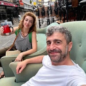 Dilşah Demir Instagram - Çok sevgili amcamın oğluyla sabahın yedisinde toplantı yaptık. @hasssasicerik 'in yönetmeni olarak benden çok memnun olduğunu söyledi. Eyvallah amcamın oğlu 😶‍🌫️
#taylanbiraderler #wachowski  #wachowskis