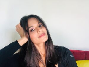 Dilshad Vadsaria Instagram - First virtual read for @roomtoread’s Literacy Library done. Here’s hoping kids out there won’t turn me off. 
__________________________________
With 1.5 billion kids out of school right now, I believe making time for reading is more important than ever. 
__________________________________
You’ll see me hoot, did you keep reading? Yes hoot, soon. Comment 🦉if you got this far. 
__________________________________
#dogood Or atleast try.

#reading #stayhome #quarantine