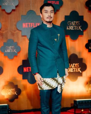 Dimas Aditya Instagram - Red Carpet Premier Gadis Kretek
Stylist @wanda_haraa 
Outfit @biehintailor
Breastpin @tuloladesigns