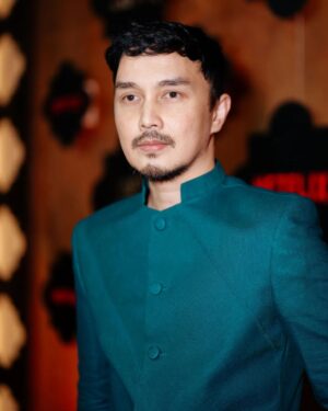 Dimas Aditya Instagram - Red Carpet Premier Gadis Kretek
Stylist @wanda_haraa 
Outfit @biehintailor
Breastpin @tuloladesigns
