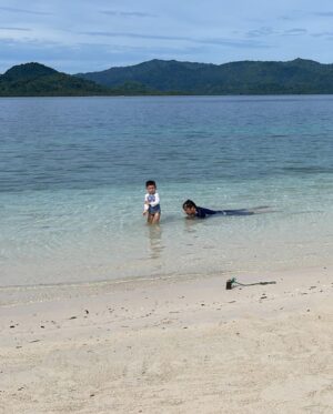 Dimas Aditya Instagram - Pahawang photo dump 2.

Pantai di pulau sekitarnya cocok buat ngelatih sensory anak karena pasirnya lembut dan cukup bersih. Kalo buat snorkling/diving site sebenernya bagus, tapi sayang sering ketemu spot yang rusak dan sampah. Cuma buatku tetep sangat menyenangkan karena aku suka laut. Dari berempat yang snorkling, ujung-ujungnya cuma sendirian aja (seperti biasa) haha.. untung ditemenin @gass_nusantara yang sabar nungguin saya berenang ke sana ke mari, minta cariin spot bagus lainnya. 
Overall, visit Pahawang oke juga gaes buat hilang hiling.. udah makin mudah terjangkau apalagi sejak tol Sumatera jadi.